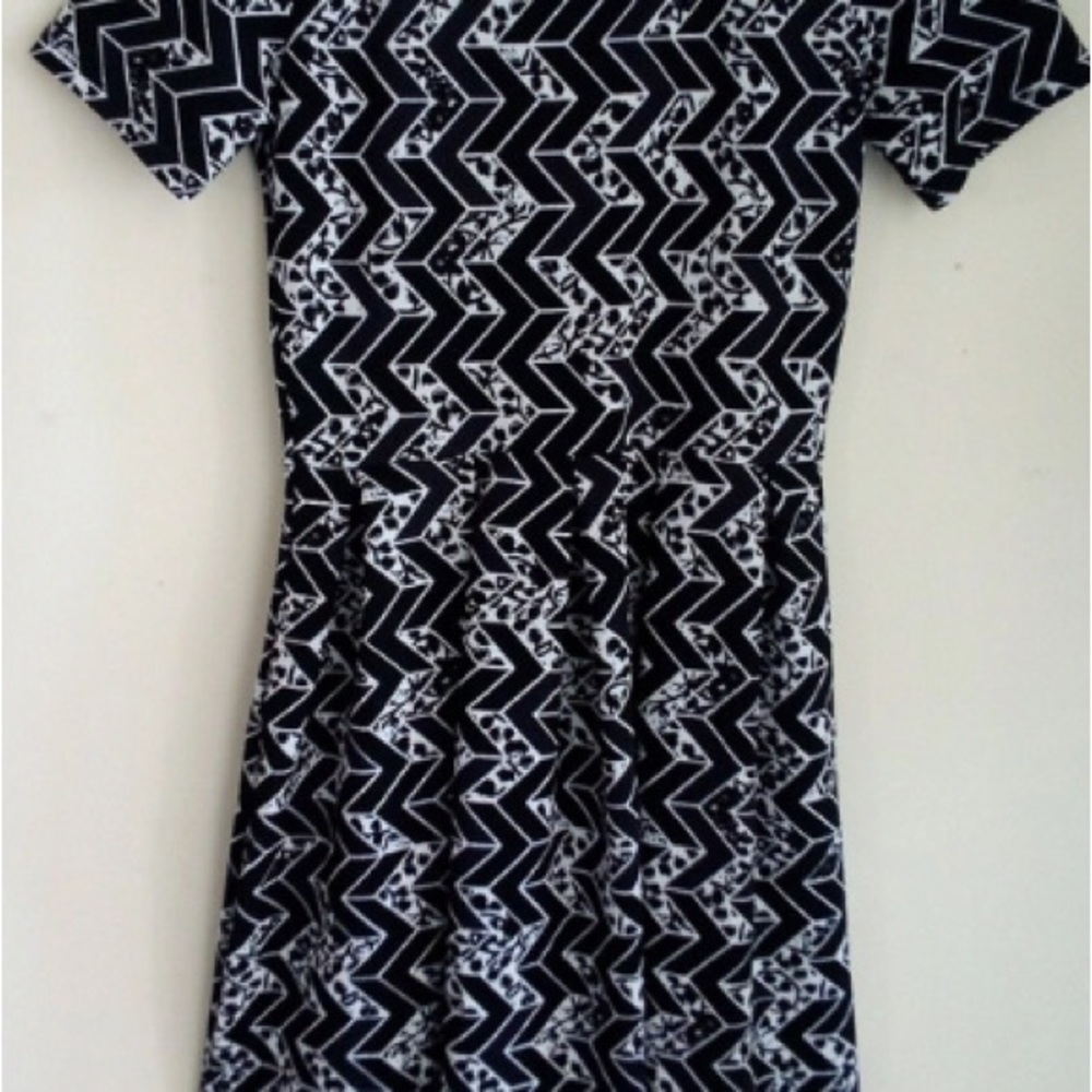 Stylish Black and White Zigzag Dress